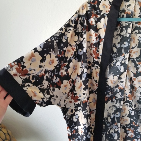 D&Y l David & Young Floral Kimono - Picture 5 of 6